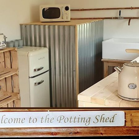 The Potting Shed Near Tenby, 100" Projector, Four Poster Bed, On-Site Hot Tub Access Via Spa Pack, Breakfast Exteriör bild