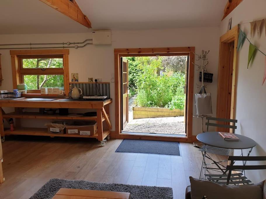 The Potting Shed Near Tenby, 100" Projector, Four Poster Bed, On-Site Hot Tub Access Via Spa Pack, Breakfast Exteriör bild