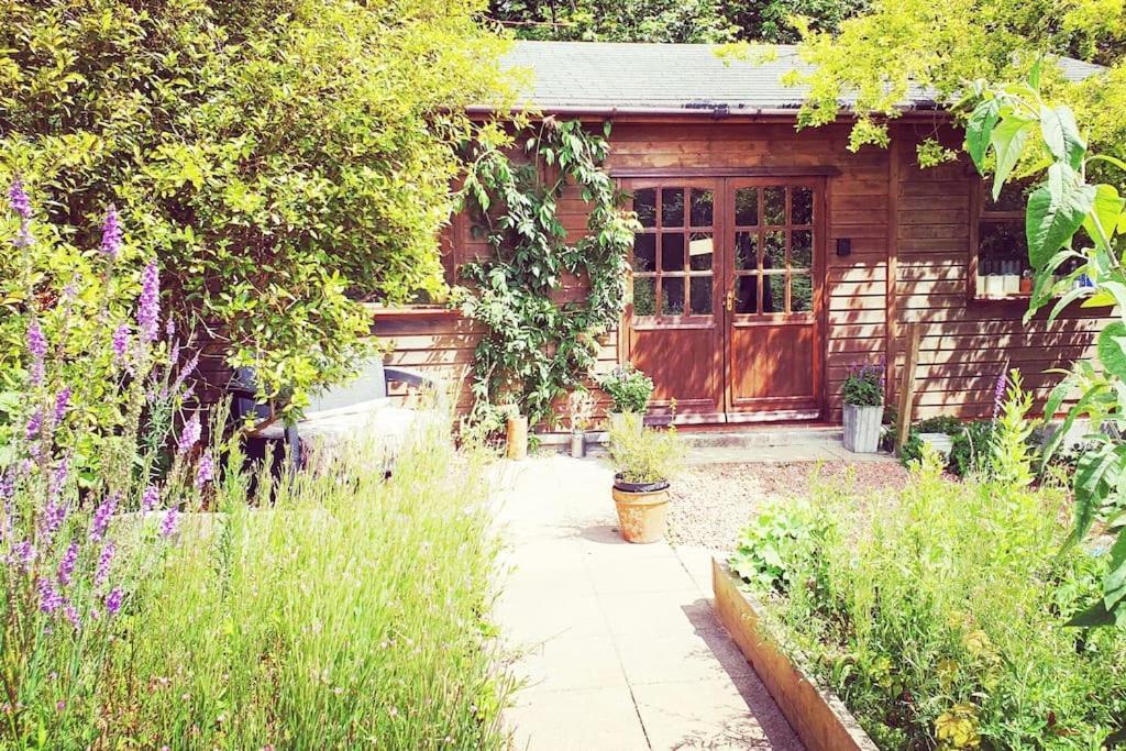 The Potting Shed Near Tenby, 100" Projector, Four Poster Bed, On-Site Hot Tub Access Via Spa Pack, Breakfast Exteriör bild