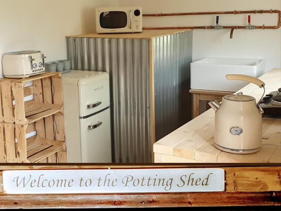 The Potting Shed Near Tenby, 100" Projector, Four Poster Bed, On-Site Hot Tub Access Via Spa Pack, Breakfast Exteriör bild