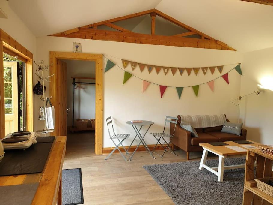 The Potting Shed Near Tenby, 100" Projector, Four Poster Bed, On-Site Hot Tub Access Via Spa Pack, Breakfast Exteriör bild