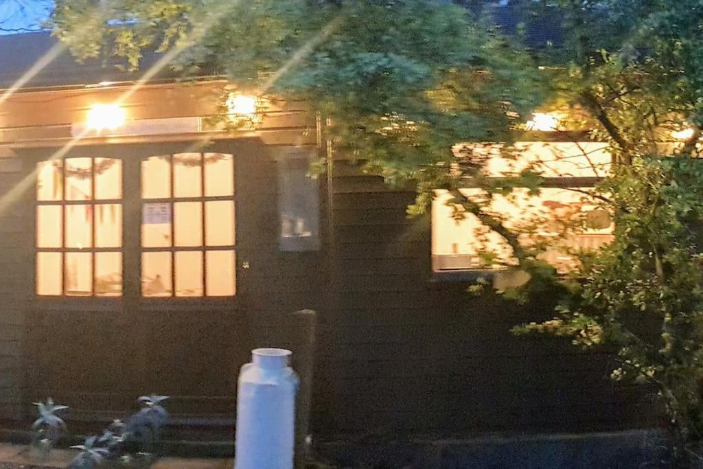 The Potting Shed Near Tenby, 100" Projector, Four Poster Bed, On-Site Hot Tub Access Via Spa Pack, Breakfast Exteriör bild