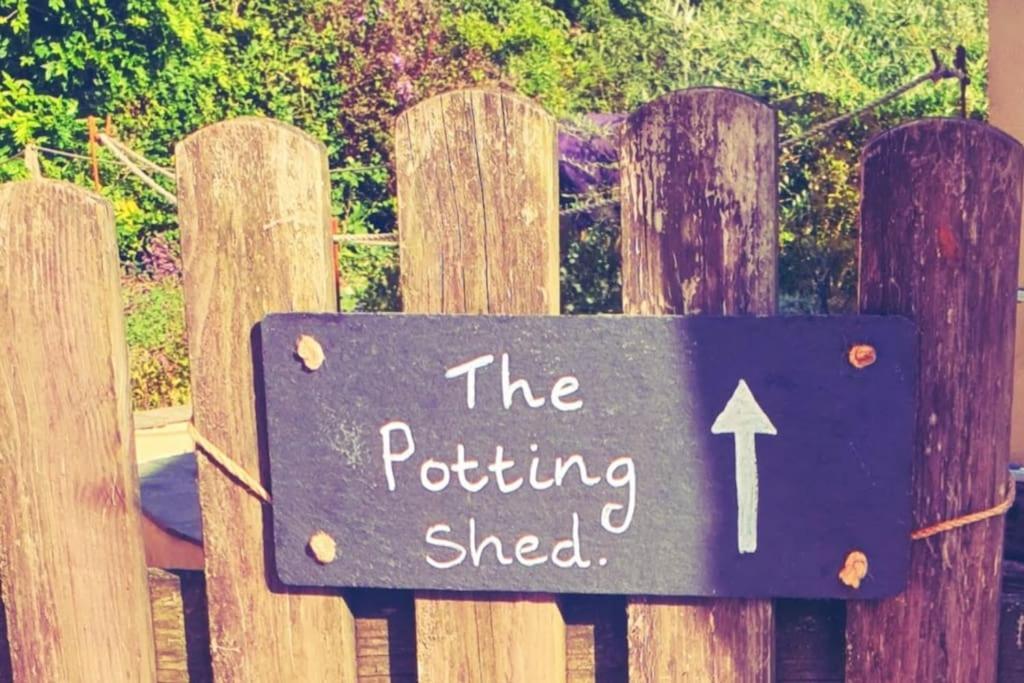 The Potting Shed Near Tenby, 100" Projector, Four Poster Bed, On-Site Hot Tub Access Via Spa Pack, Breakfast Exteriör bild