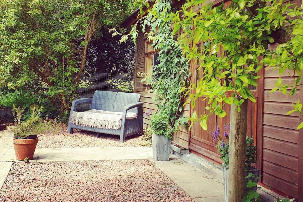 The Potting Shed Near Tenby, 100" Projector, Four Poster Bed, On-Site Hot Tub Access Via Spa Pack, Breakfast Exteriör bild
