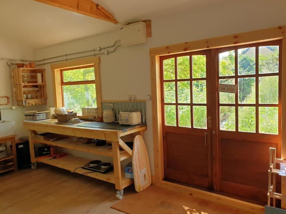 The Potting Shed Near Tenby, 100" Projector, Four Poster Bed, On-Site Hot Tub Access Via Spa Pack, Breakfast Exteriör bild